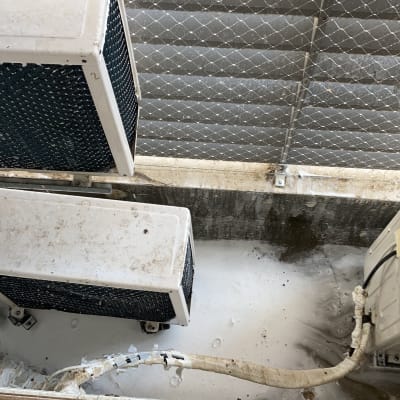 יחידות מיזוג אוויר עם רשת למניעת כניסת יונים