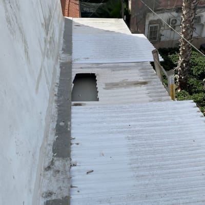 גג פח לבן עם חור קטן במרכז