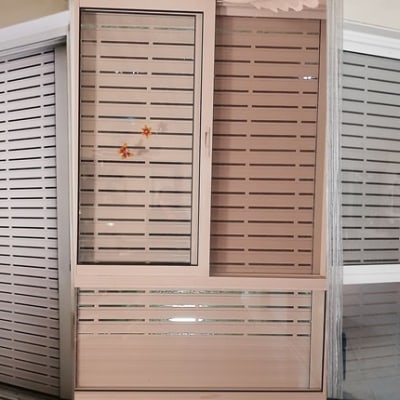 שלושה תריסי גלילה אור חשמלים