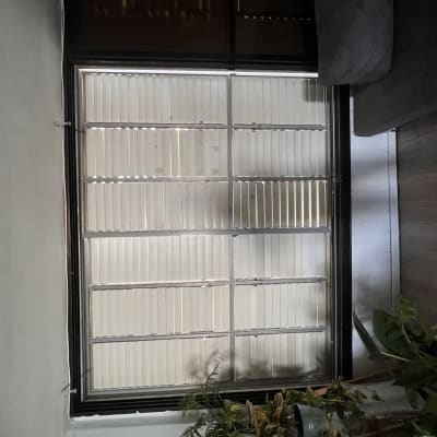 תריסים סגורים עם מסגרת מתכת בחלון