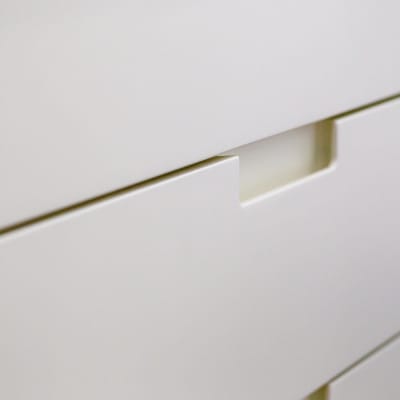 מגירת עץ לבנה עם ידית שקועה