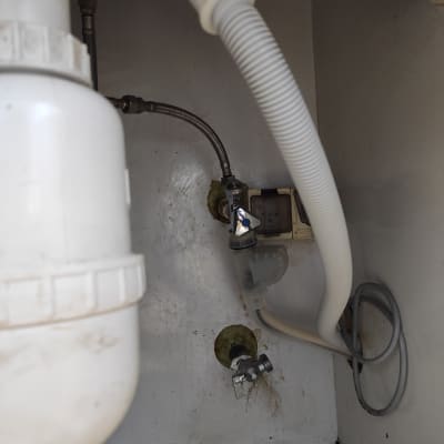 צינורות מתחת לכיור עם חיבורים ואביזרי אינסטלציה