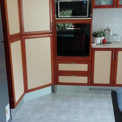 מטבח עם ארונות עץ, תנור ומיקרוגל מובנים