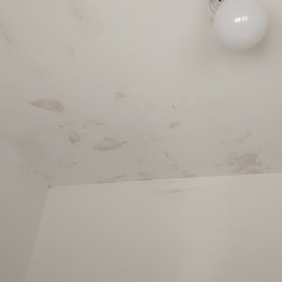 תקרה עם כתמי צבע ותיקונים