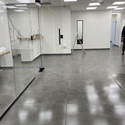 סולם אלומיניום, בקבוקי ניקוי על מדף זכוכית