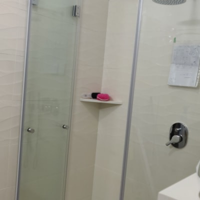 דלת זכוכית למקלחת עם ידיות מתכת