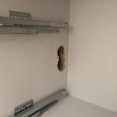 קיר עם חור עגול ומסילות מתכת