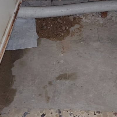 רצפה עם צינור, נייר סופג ואזור רטוב