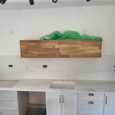 משטח שיש לבן עם כיור במטבח מודרני