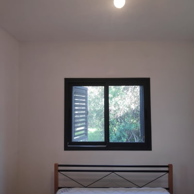 קיר צבוע בלבן עם חלון פתוח