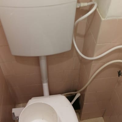 אסלה עם מיכל הדחה, צינור ומיכל פלסטיק