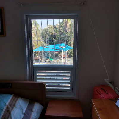 חלון עם תריסי אלומיניום וחלון סורגי מתכת