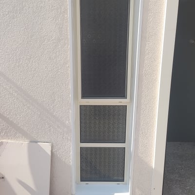 חלון אלומיניום צר עם זכוכית כהה