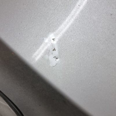 נזק צבע על פגוש רכב כסוף