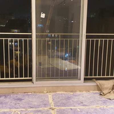 מעקה מתכת לבן עם דלת זכוכית