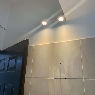 שני פנסי תאורה מותקנים על קיר לבן