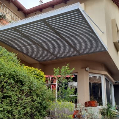 פרגולה מאלומיניום מחוברת לקיר בית