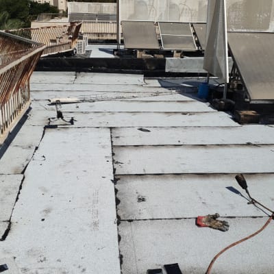 גג עם יריעות איטום וכלי עבודה