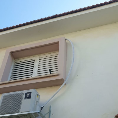יחידת מיזוג אוויר חיצונית מותקנת על קיר