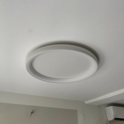 מנורת תקרה עגולה מותקנת על תקרה לבנה