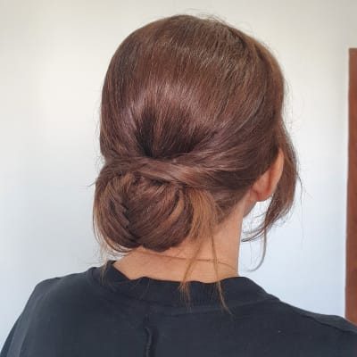 שיער חום אסוף בתסרוקת נמוכה ומסודרת