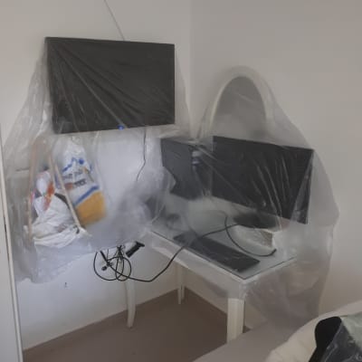 מסכים מכוסים בניילון להגנה בזמן צביעה