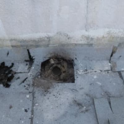 חור ברצפה עם צינור חשוף ותיקון איטום