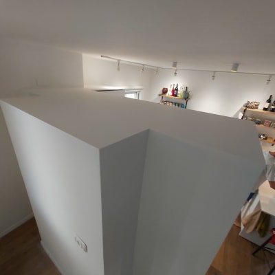 קיר גבס לבן עם תקרה צמודה