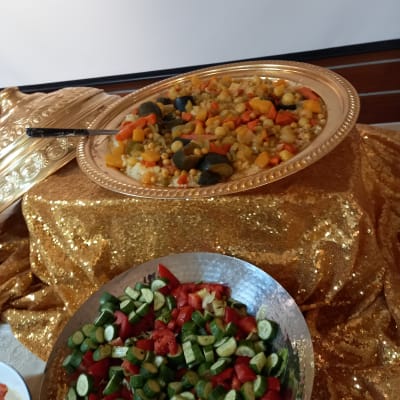 מגש ירקות חתוכים ומגש קוסקוס עם ירקות מבושלים