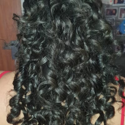 שיער מתולתל עם קישוט שיער כסוף