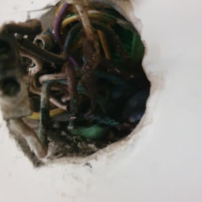 חוטי חשמל צבעוניים בתוך קיר