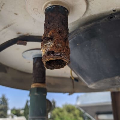 צינור חלוד של דוד שמש על גג