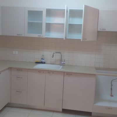 מגבות נייר, סבון כלים וספוג ליד כיור במטבח