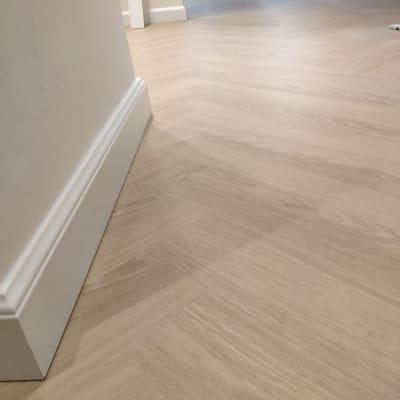 רצפת פרקט עץ בהירה עם פנלים לבנים