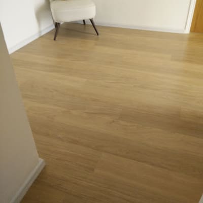 רצפת פרקט עץ בהירה בחדר