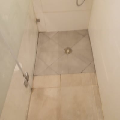 רצפת מקלחת עם ניקוז ומקלחון