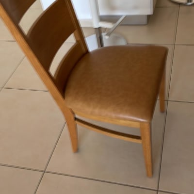 כיסא עץ עם ריפוד חום על מושב