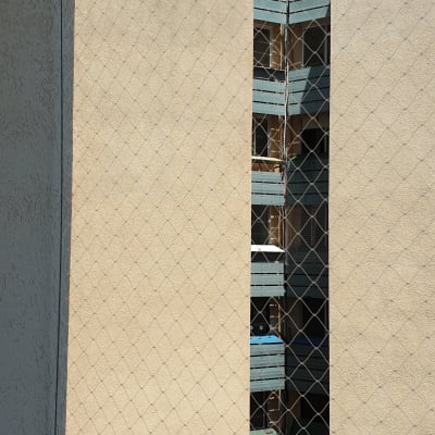 רשת למניעת כניסת יונים על מרפסת בניין