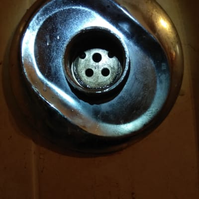 פתח ניקוז מתכת עם חורים עגולים