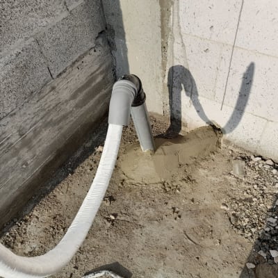 צינור מיזוג אוויר מחובר לקיר בטון