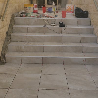 מדרגות עם אריחים חדשים, דלי צבע וכלי עבודה