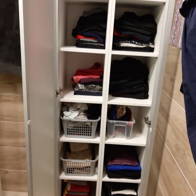 ארון בגדים מסודר עם מדפים וסלים