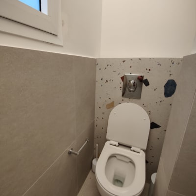 שירותים עם קיר מחופה אריחים, חלון קטן