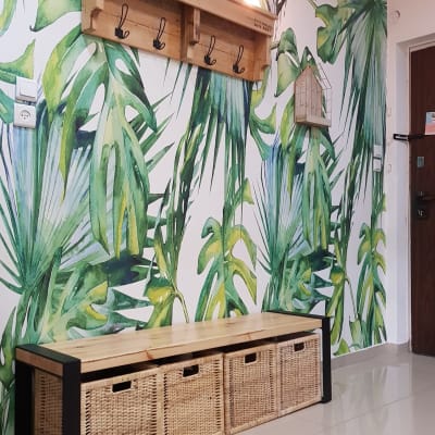 טפט עלים ירוקים על קיר לבן