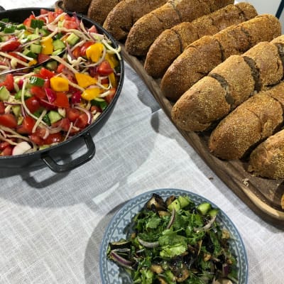 סלט ירקות טרי ולחם כפרי על שולחן קייטרינג