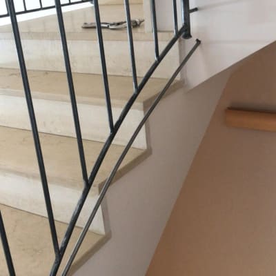 מעקה מתכת שחור על מדרגות אבן בהירות