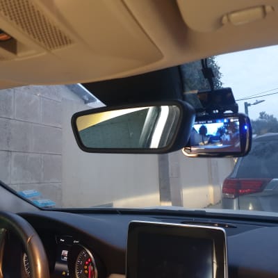 מצלמת רכב מותקנת על מראה קדמית ברכב