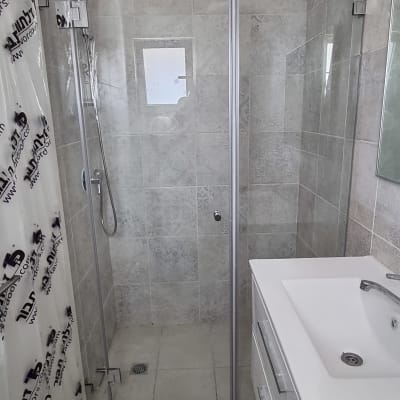 דלת זכוכית למקלחת עם ידית מתכת