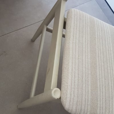 כיסא עם ריפוד בד פסים בהירים