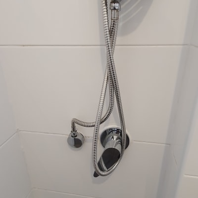 ראש מקלחת מתכת עם צינור גמיש